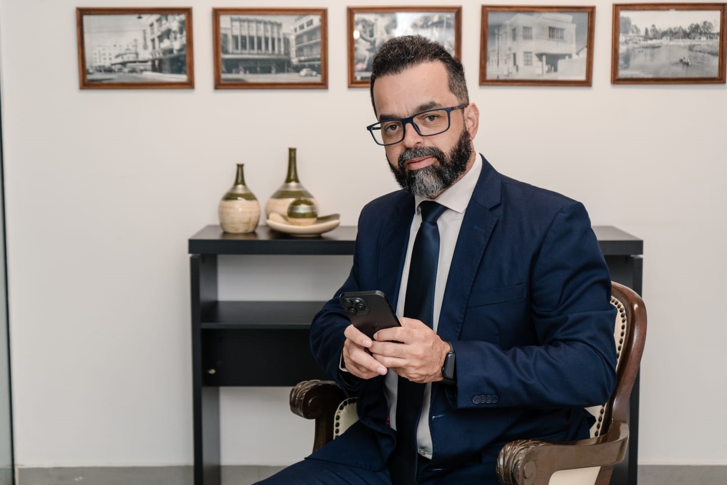 Dr. Adalto Amaral atendendo no escritório